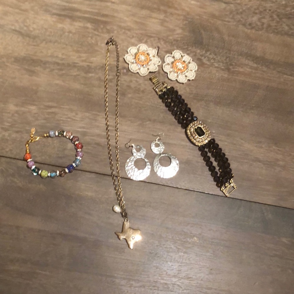 Bundle of jewelery